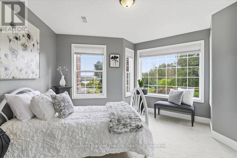 102 Hampton Crescent — photo 19 of 40