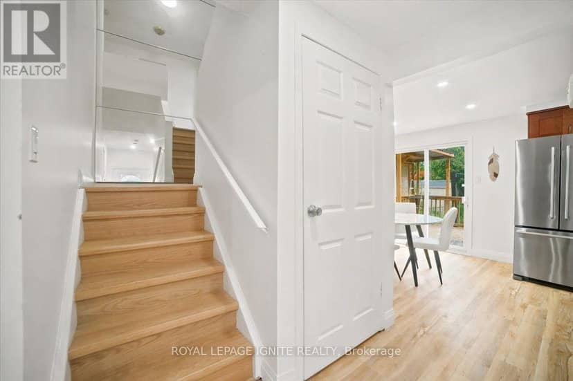 6 Upton Crescent — photo 3 of 40
