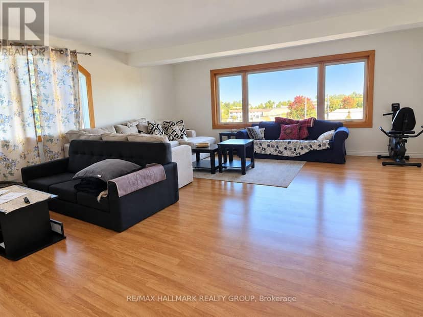 3674 St. Joseph Boulevard, Ottawa, photo 4