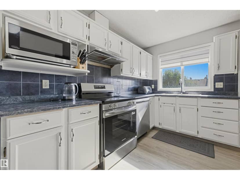 3519 33 AV NW — photo 13 of 40