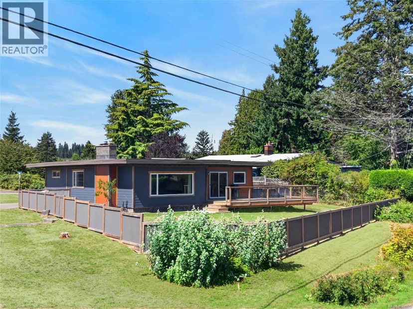 3584 Island Hwy — photo 1 of 40