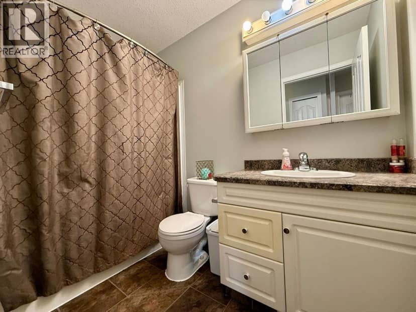 5010 47 Street — photo 10 of 22