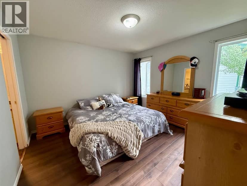 5010 47 Street — photo 11 of 22