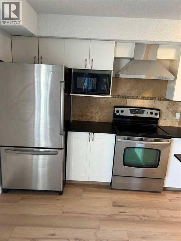 4, 3726 Centre Street NE, Calgary, photo 2