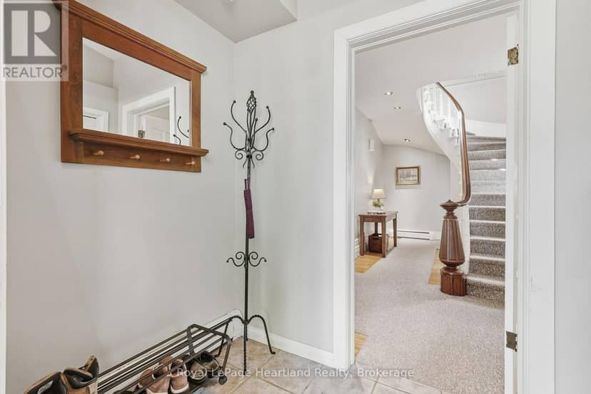 160 John Street E — photo 11 of 40