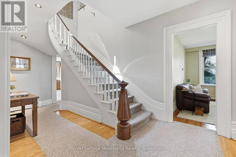 160 John Street E — photo 12 of 40