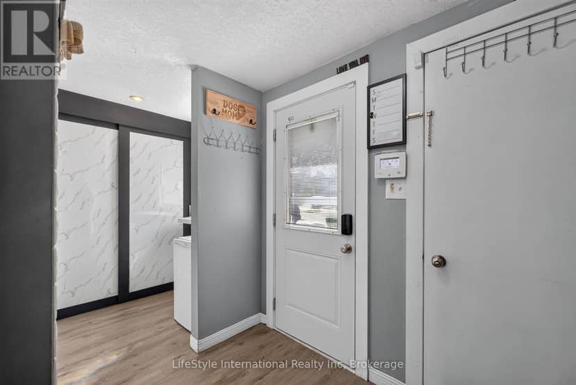 18 Camrose Court — photo 3 of 40