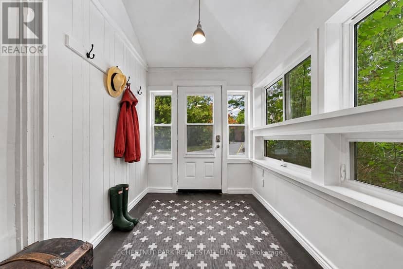 16 Stanley Street, Prince Edward County, photo 3