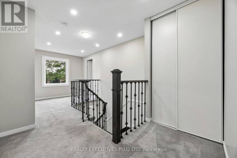 693 Barnes Crescent — photo 25 of 40