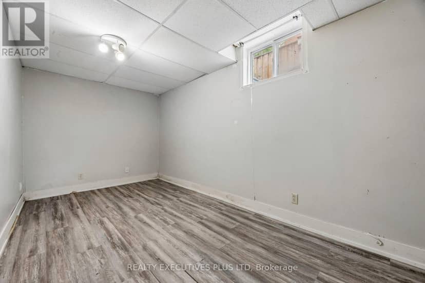 693 Barnes Crescent — photo 38 of 40