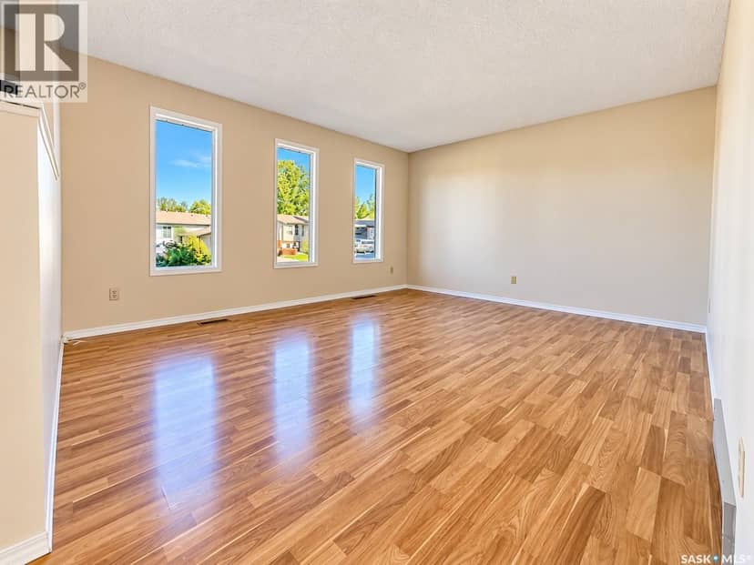 3205 Bliss CRESCENT — photo 9 of 40
