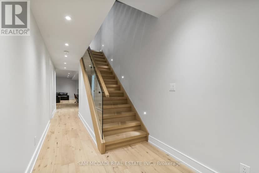 39 Oakwood Avenue N — photo 38 of 40