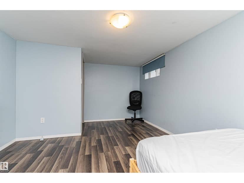10918 84 AV NW — photo 33 of 40