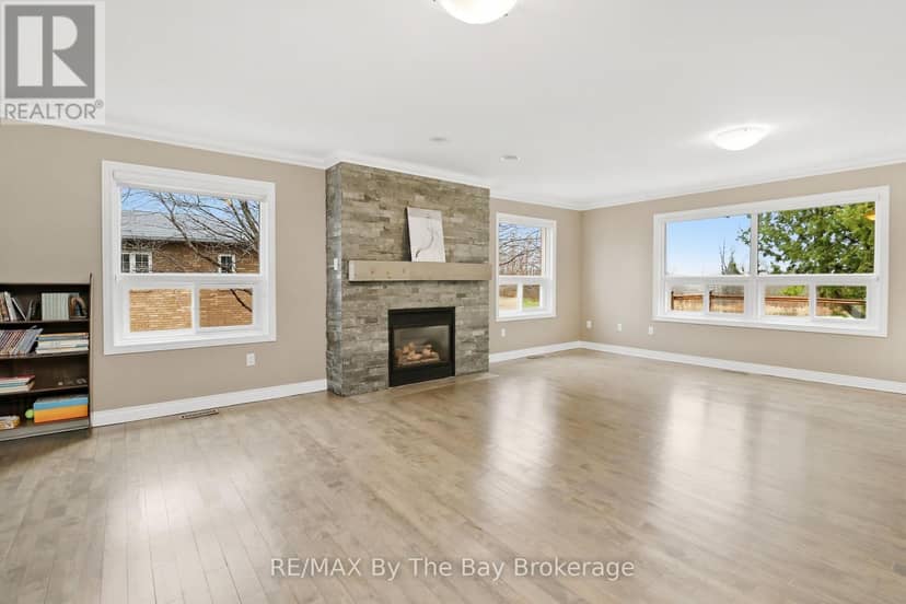 70 Fairway Crescent — photo 18 of 40
