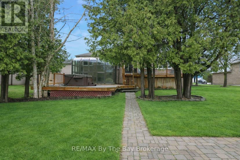 70 Fairway Crescent — photo 4 of 40