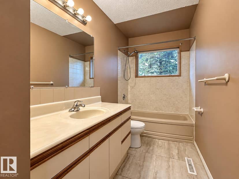 12204 40 AV NW — photo 11 of 24