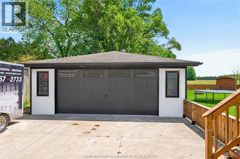 944 McNaughton Avenue, Chatham, photo 3