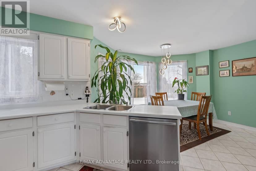 122 Barrydale Crescent — photo 13 of 40