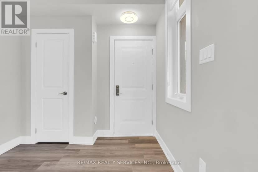 5 - 1 Bond Crescent — photo 10 of 34