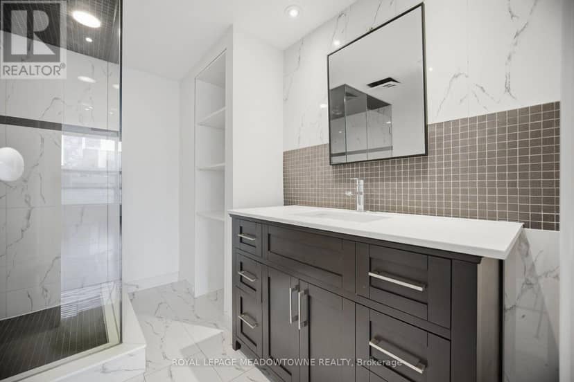 610 - 82 Lombard Street — photo 27 of 40