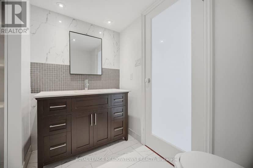 610 - 82 Lombard Street — photo 29 of 40