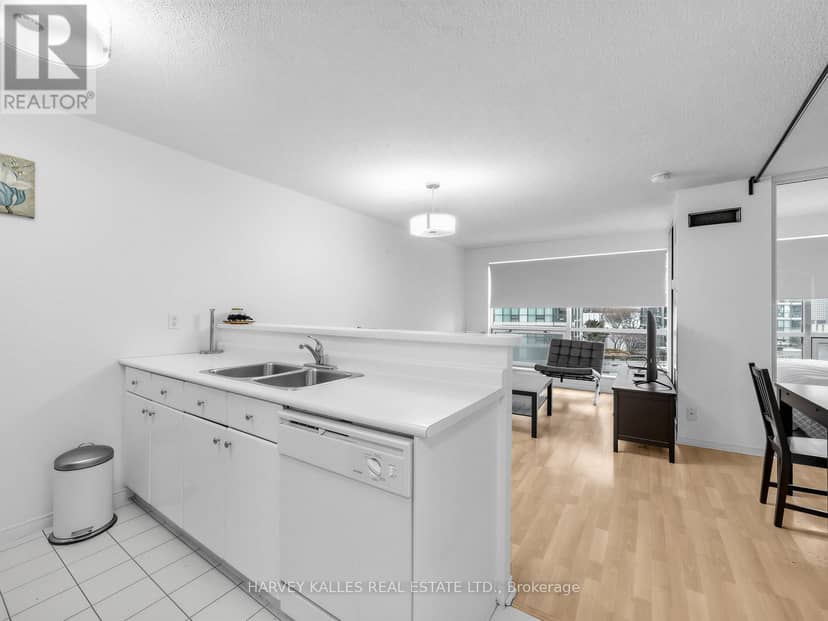 705 - 10 Yonge Street — photo 7 of 40