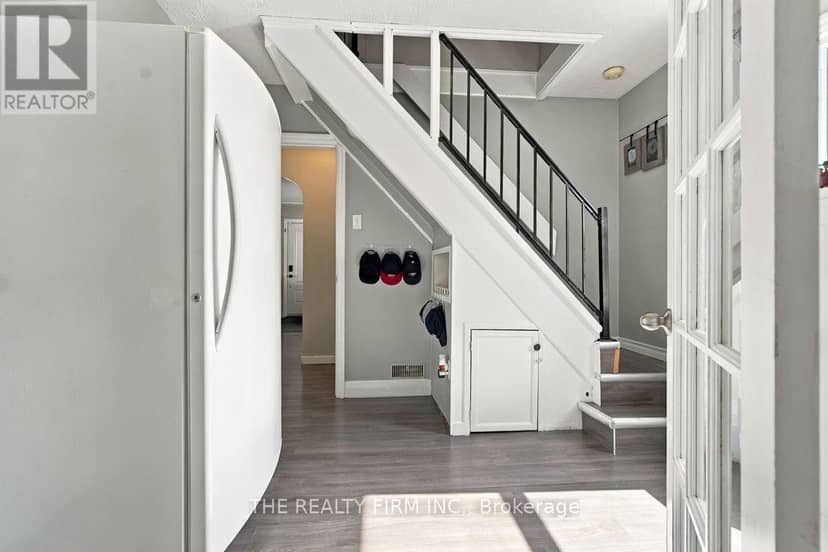 211 Highbury Avenue N — photo 19 of 40