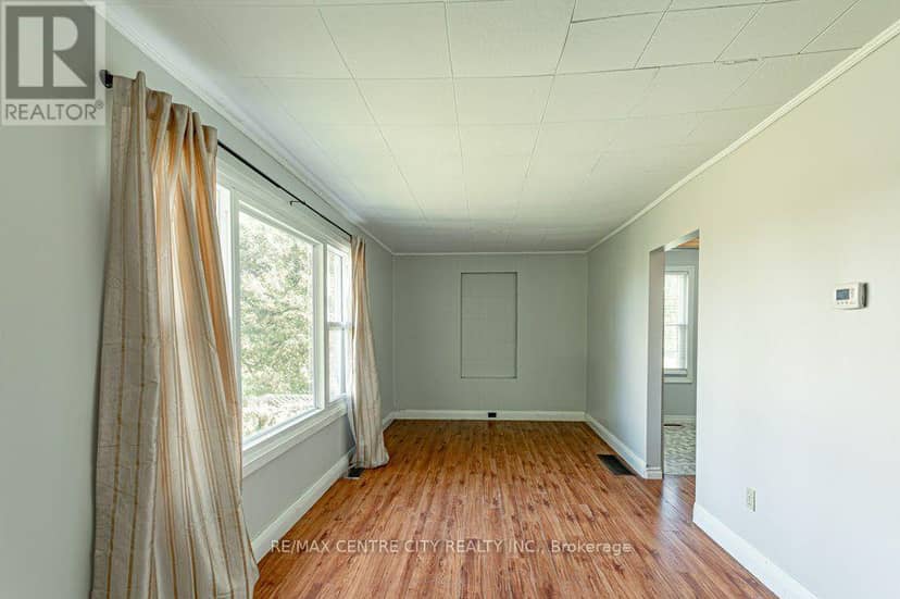 4526 Wonderland Road S, London South, photo 5
