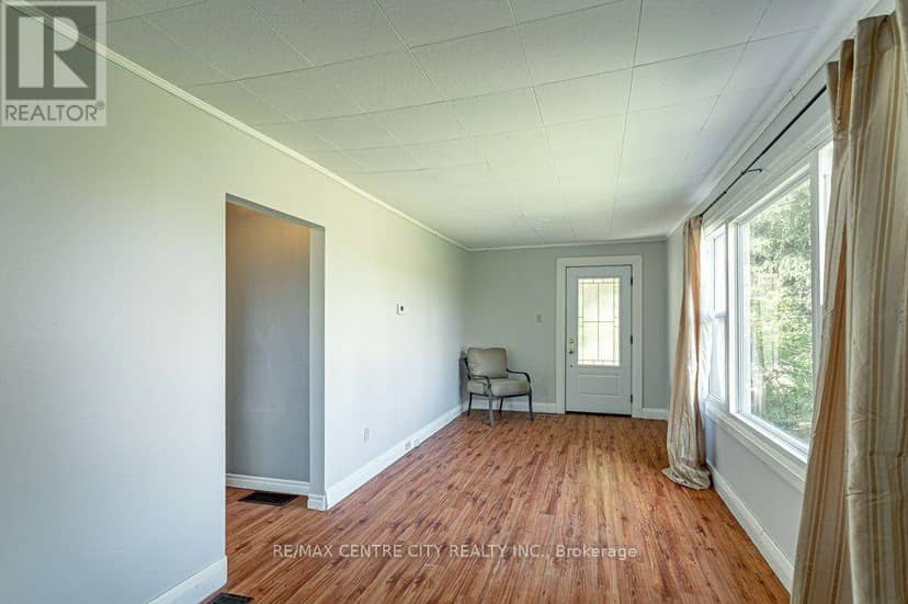 4526 Wonderland Road S, London South, photo 6