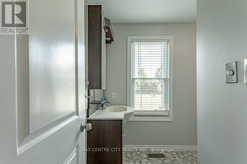 4526 Wonderland Road S, London South, photo 7