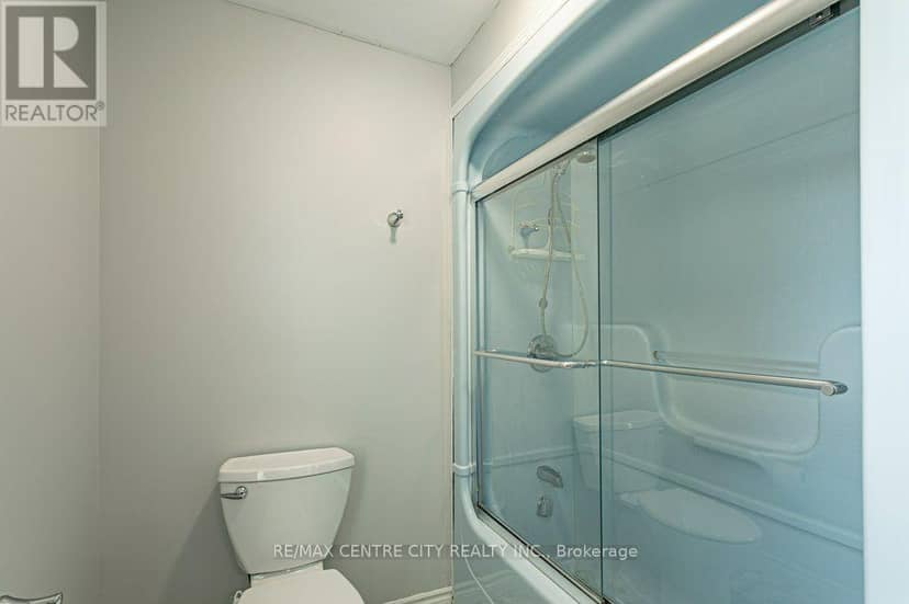 4526 Wonderland Road S, London South, photo 8
