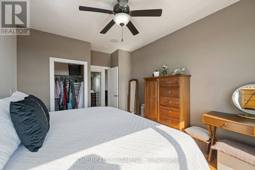 1303 - 240 Villagewalk Boulevard — photo 14 of 40