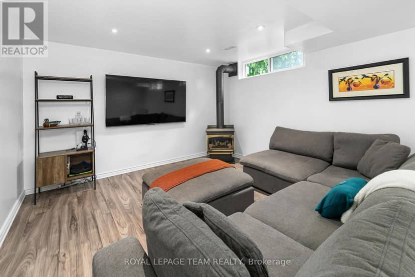 40 Woodmount Crescent — photo 22 of 33