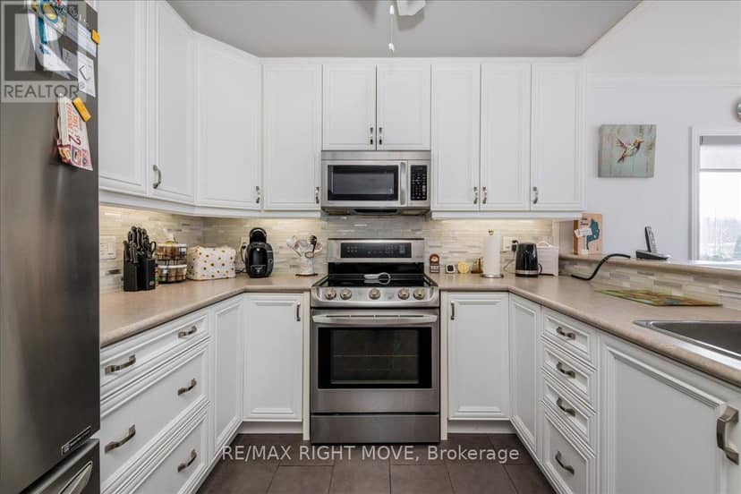 1 Sinclair Crescent — photo 11 of 31
