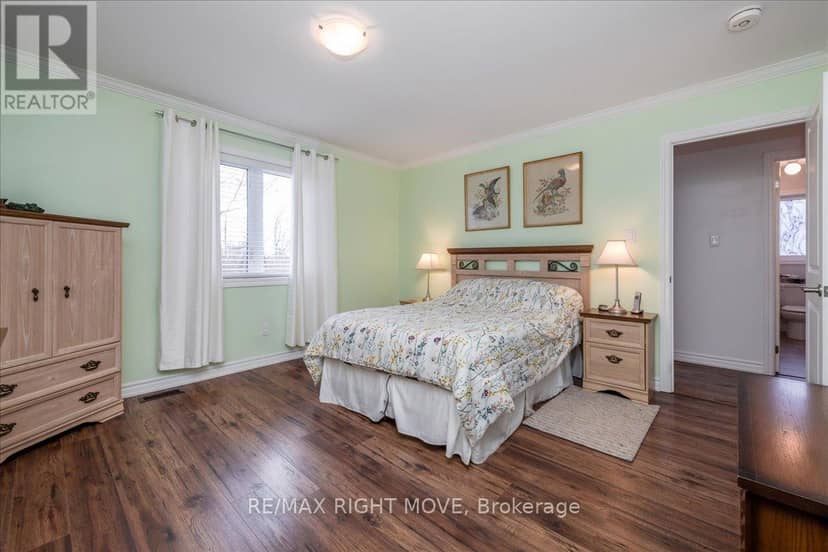 1 Sinclair Crescent — photo 15 of 31