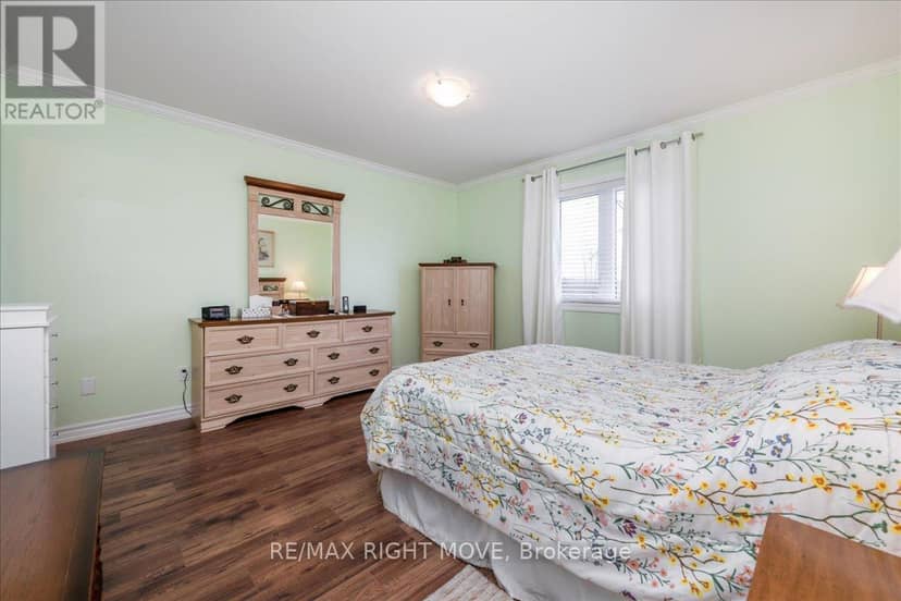 1 Sinclair Crescent — photo 16 of 31