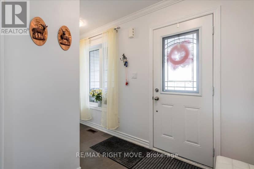 1 Sinclair Crescent — photo 2 of 31