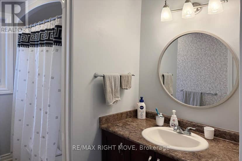 1 Sinclair Crescent — photo 21 of 31