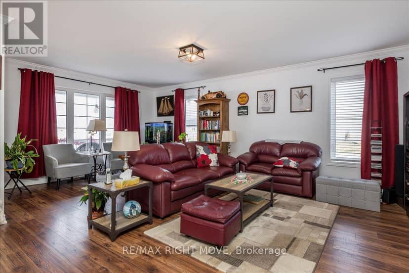 1 Sinclair Crescent — photo 3 of 31