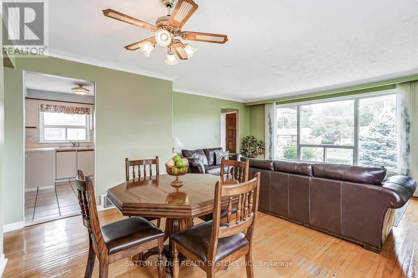 20 Taysham Crescent — photo 12 of 28