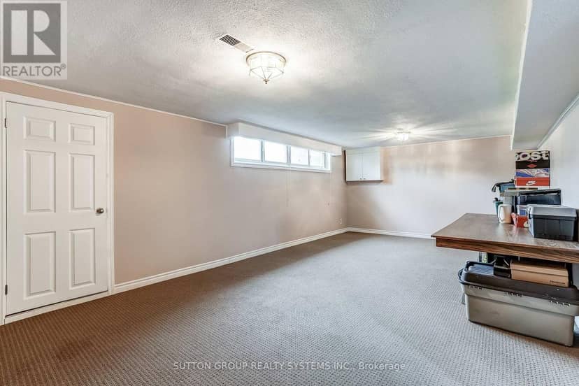20 Taysham Crescent — photo 18 of 28
