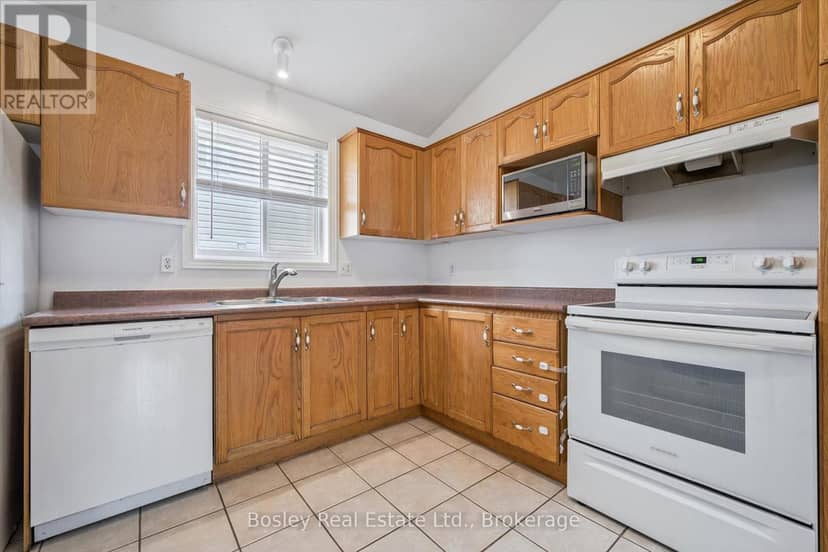4 Hayward Crescent — photo 14 of 40