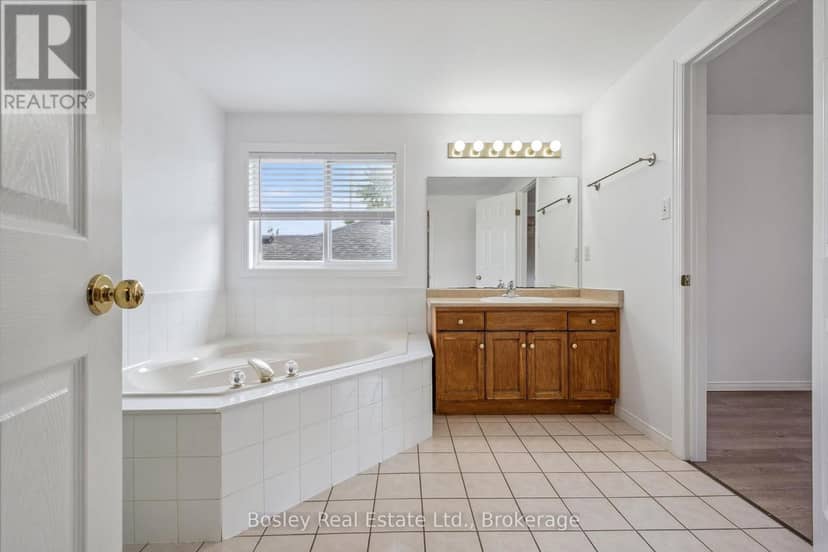 4 Hayward Crescent — photo 17 of 40