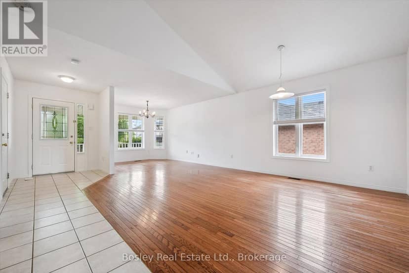 4 Hayward Crescent — photo 23 of 40