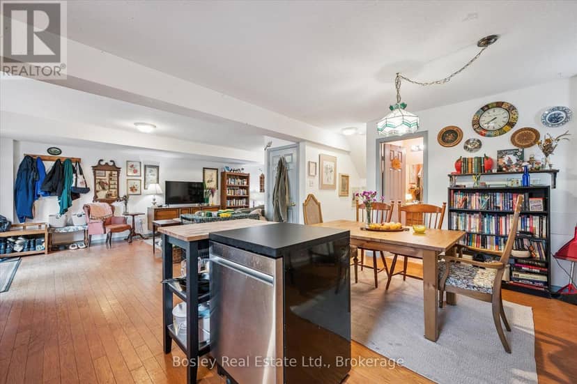 4 Hayward Crescent — photo 33 of 40