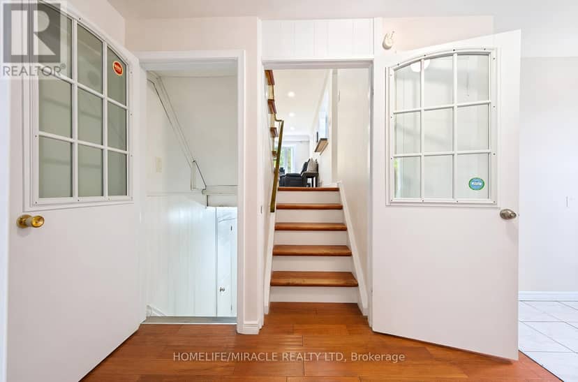 54 Sunderland Crescent — photo 30 of 40
