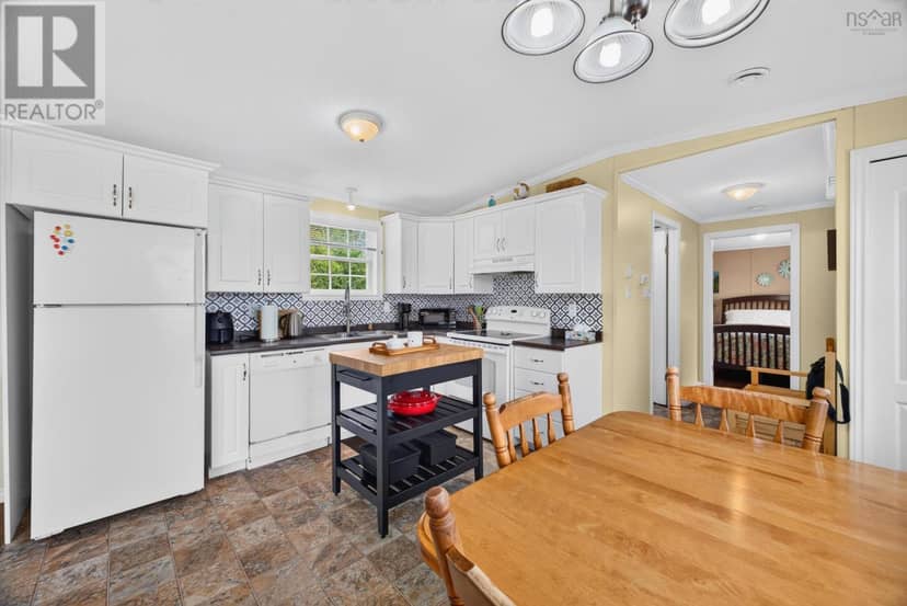 1047 GLEN FOREST Drive — photo 9 of 36