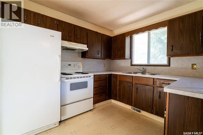 219 Railway AVENUE W, Blaine Lake, photo 2