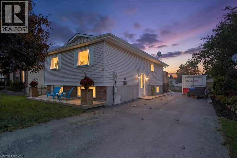 31 BECKETT Boulevard — photo 1 of 34