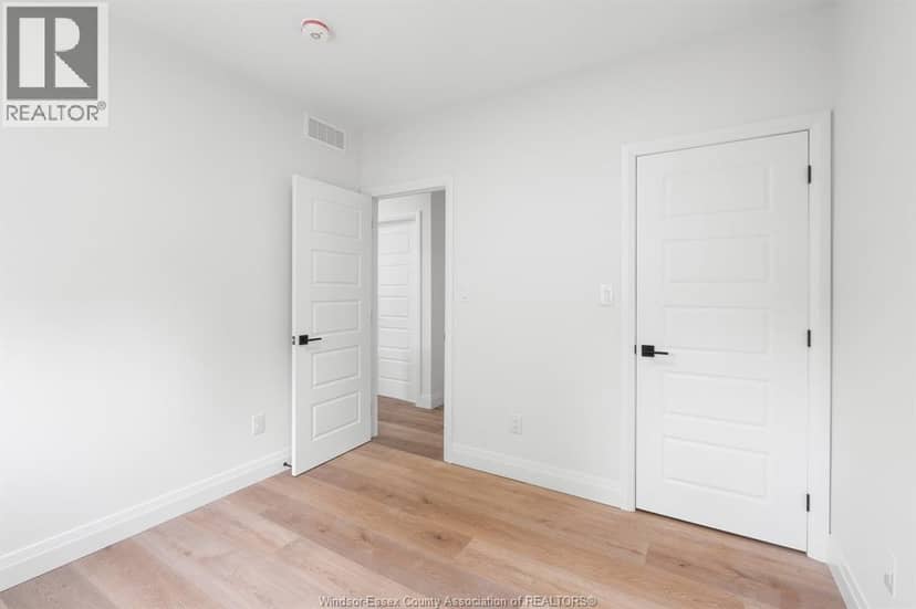 196 Ross CRESCENT — photo 13 of 39